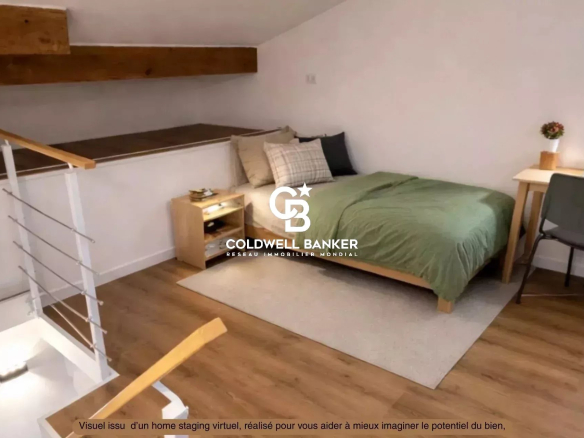 Chambre d'une maison à vendre à Prévessin-Moëns, avec lit et bureau.