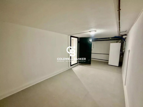 Intérieur d'une maison à vendre à Prévessin-Moëns, espace vide et lumineux