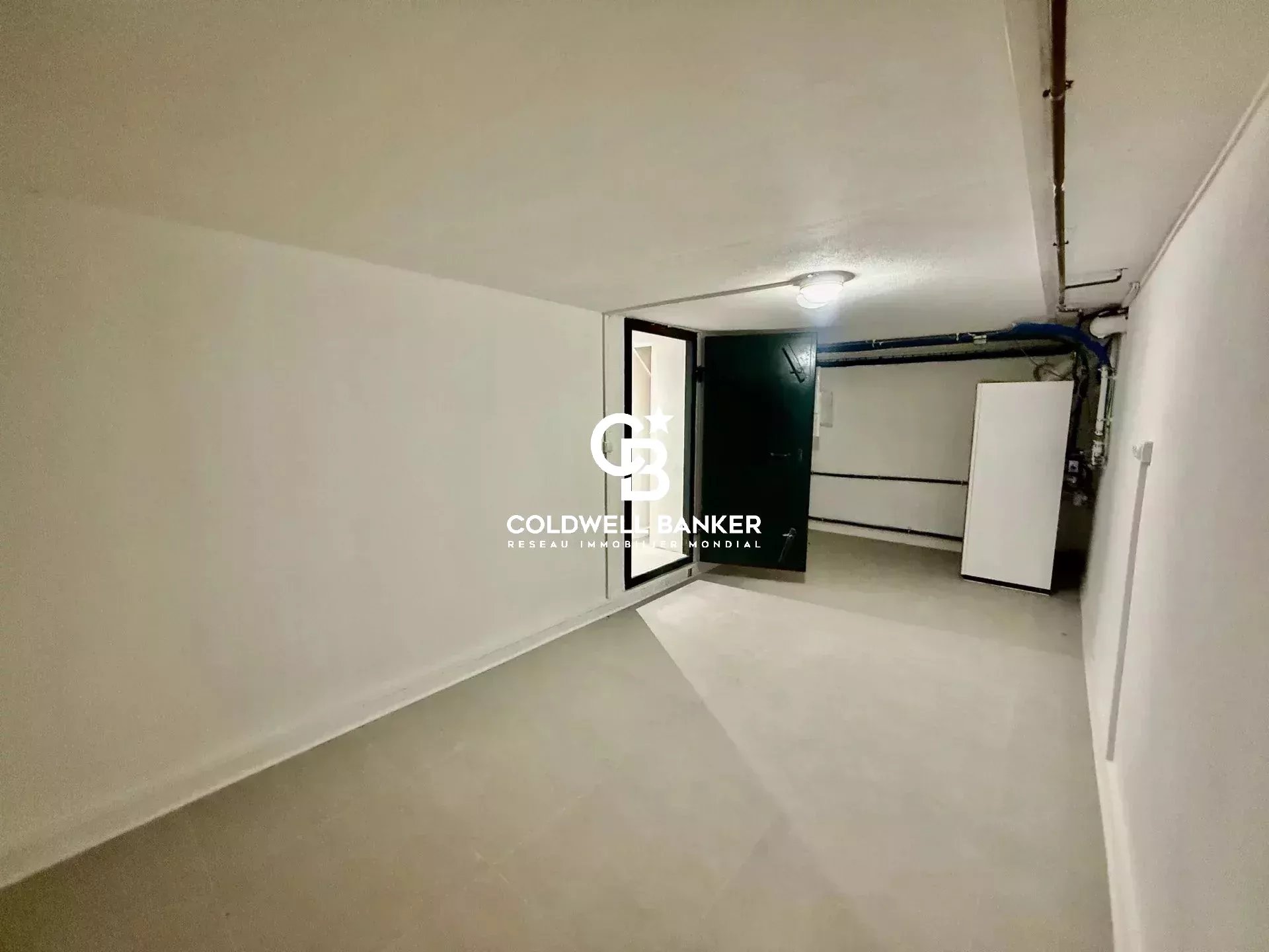 Intérieur d'une maison à vendre à Prévessin-Moëns, espace vide et lumineux
