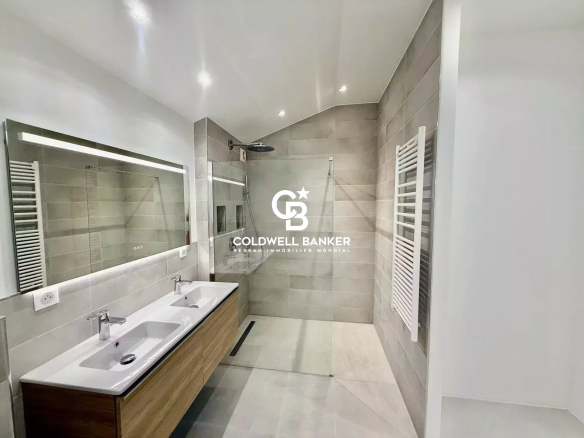 Salle de bain moderne avec double vasque et douche à l'italienne.