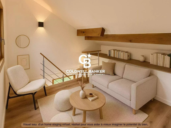 Intérieur d'une maison avec un salon lumineux, canapé beige et table basse.