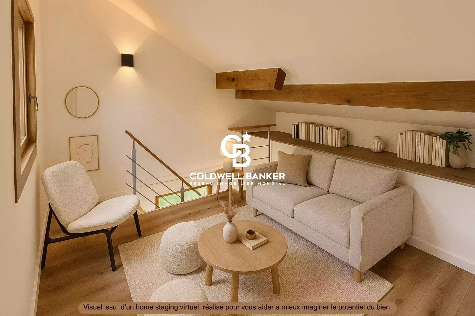 Intérieur d'une maison avec un salon lumineux, canapé beige et table basse.