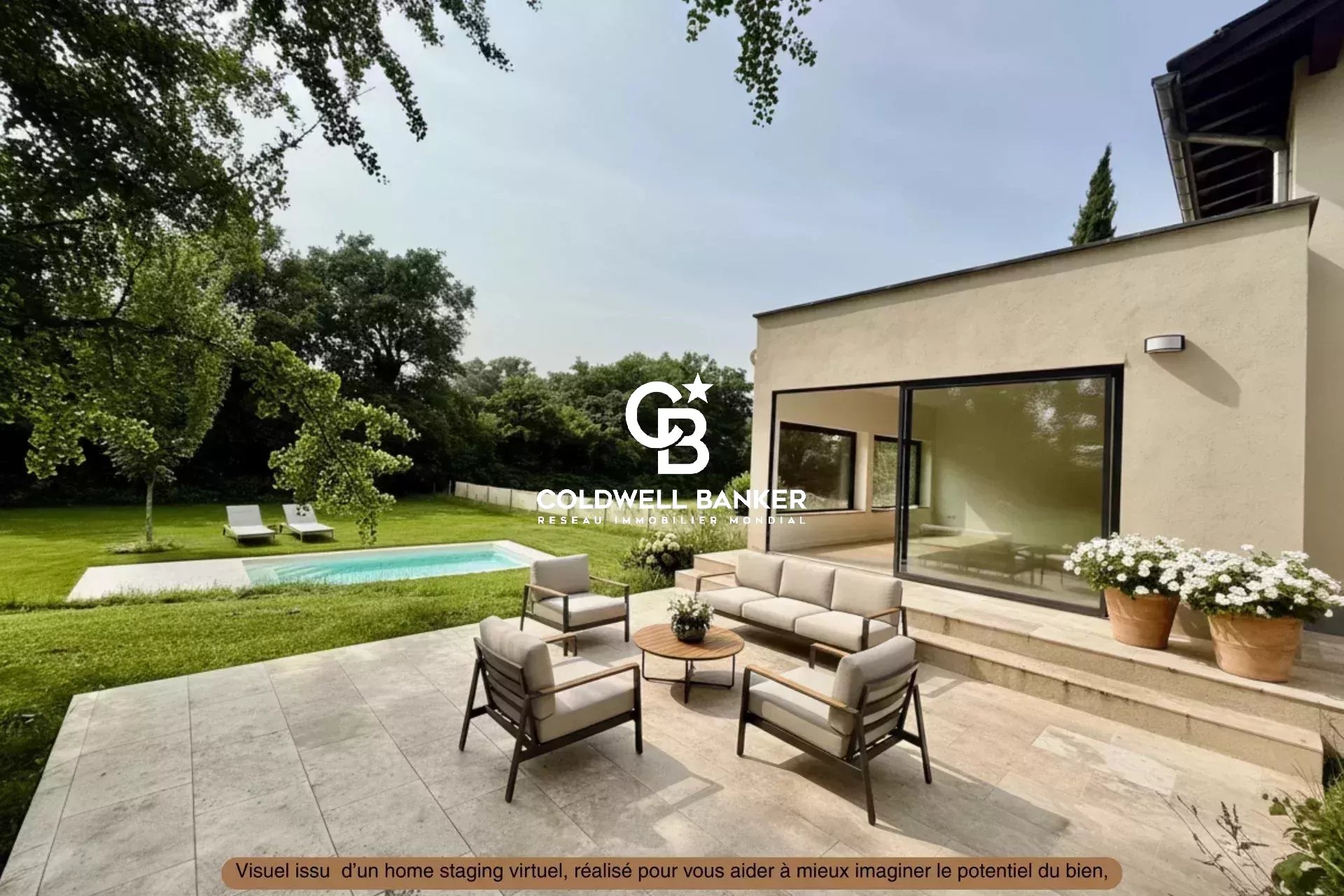 Terrasse d'une maison à vendre avec piscine et jardin à Prévessin-Moëns.