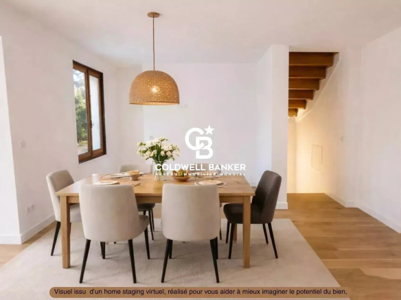 Intérieur d'une salle à manger moderne avec une table en bois et des chaises autour.