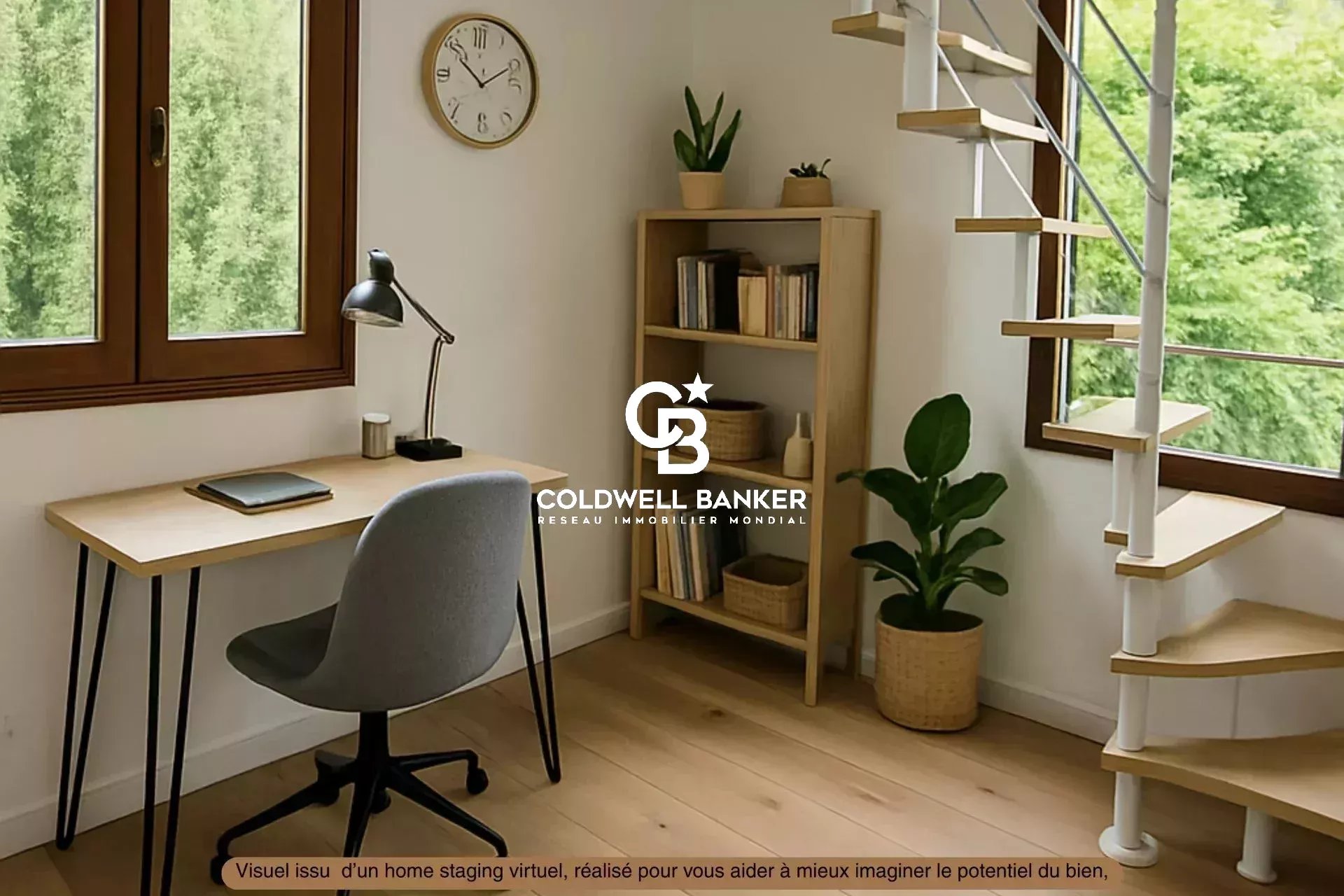 Intérieur d'un bureau lumineux avec un bureau, une chaise et des plantes.