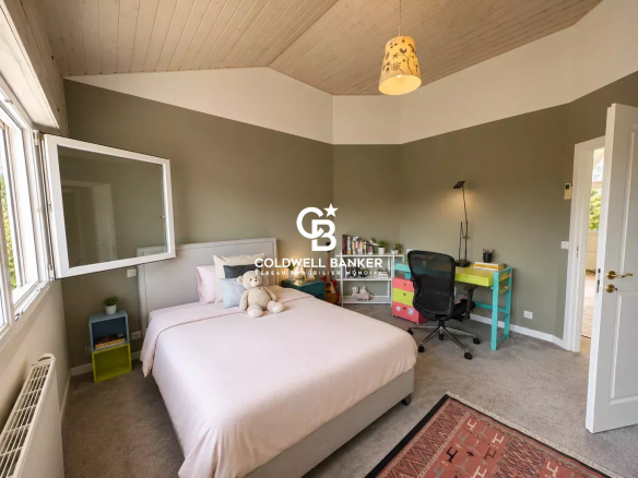 Bedroom in a family home in Ambilly, with bed, desk and modern decor.