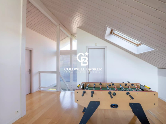 Salle de jeux avec baby-foot dans une maison à Vétraz-Monthoux.