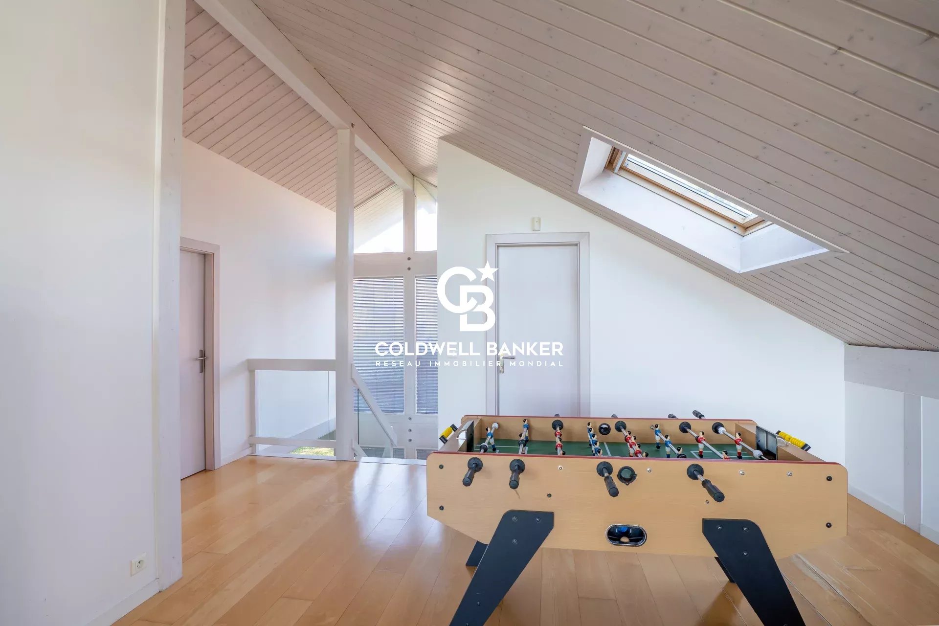 Salle de jeux dans une maison familiale Salle de jeux avec baby-foot dans une maison à Vétraz-Monthoux.