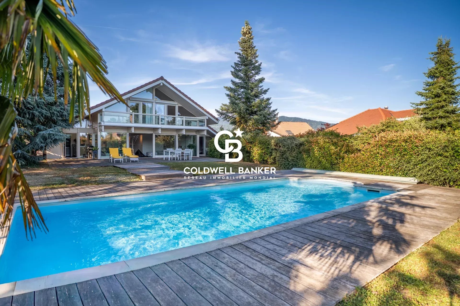 Maison familiale avec piscine à Vétraz-Monthoux Maison avec piscine et jardin à Vétraz-Monthoux, vue sur la terrasse et le paysage environnant.