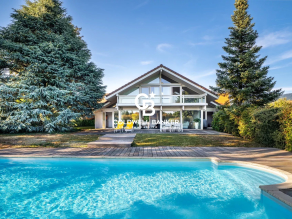 Maison moderne avec piscine et jardin à Vétraz-Monthoux, ensoleillée et spacieuse.