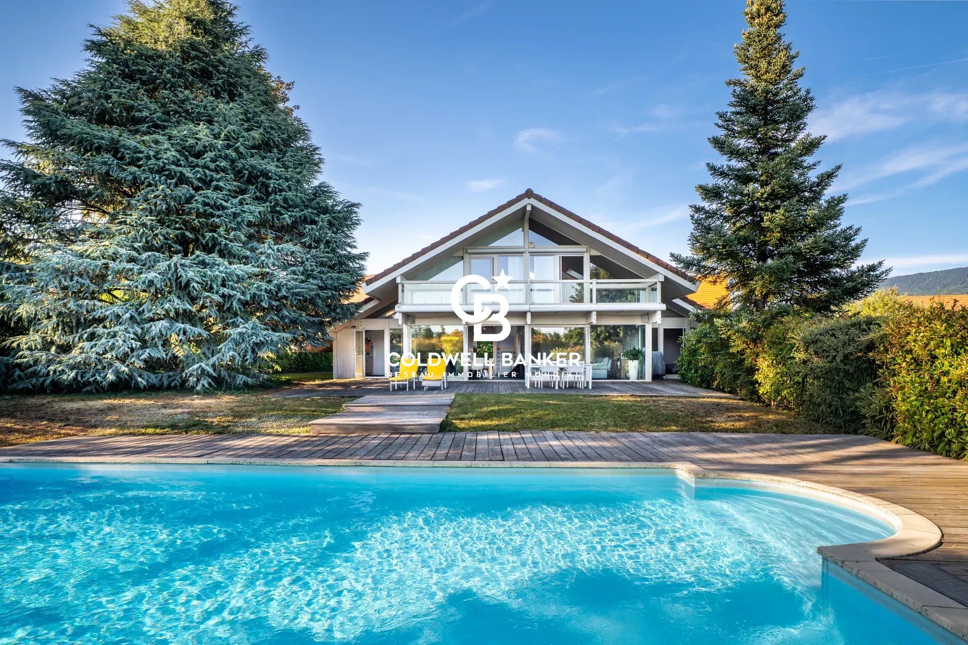 Maison familiale à Vétraz-Monthoux Maison moderne avec piscine et jardin à Vétraz-Monthoux, ensoleillée et spacieuse.