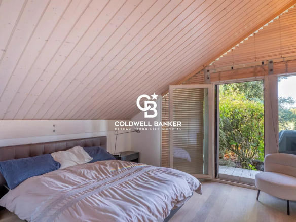 Chambre avec lit et accès à un balcon dans une maison à Vétraz-Monthoux.