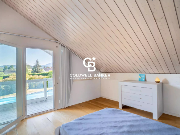 Chambre avec balcon dans une maison à Vétraz-Monthoux, vue sur piscine et jardin.
