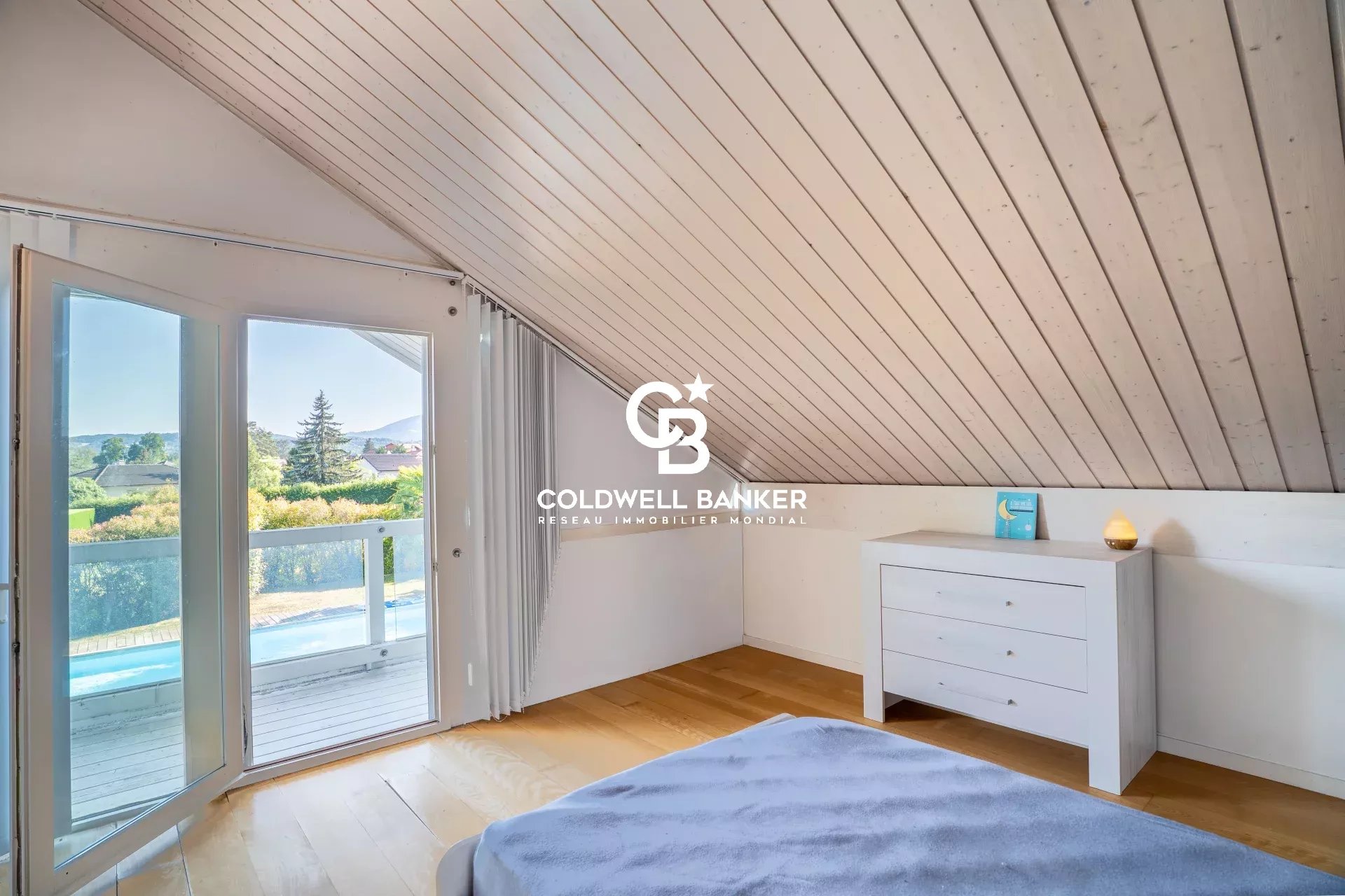 Chambre avec balcon à Vétraz-Monthoux Chambre avec balcon dans une maison à Vétraz-Monthoux, vue sur piscine et jardin.