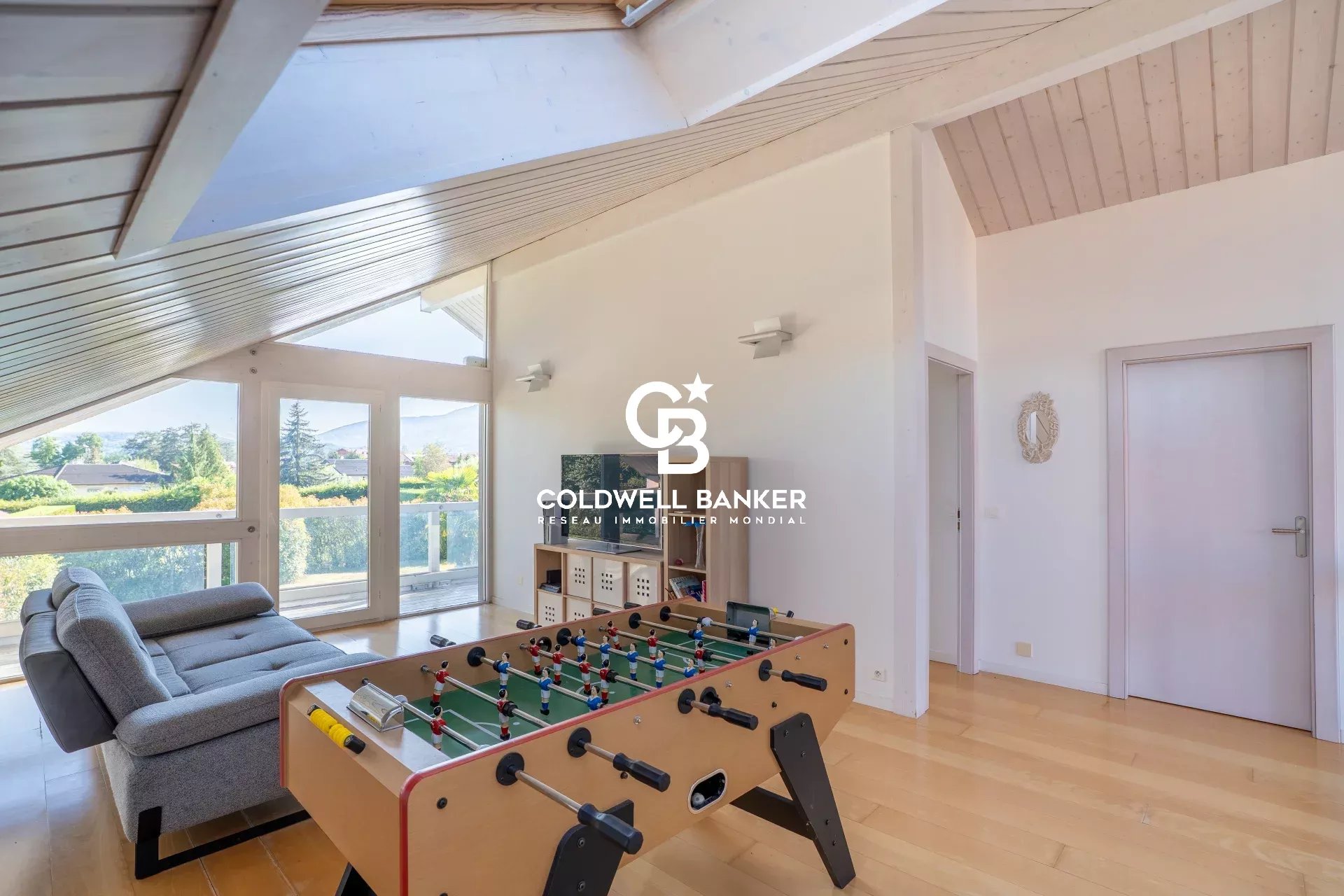 Intérieur lumineux d’une maison à Vétraz-Monthoux Intérieur d'une maison familiale à Vétraz-Monthoux avec un salon lumineux et une table de baby-foot.