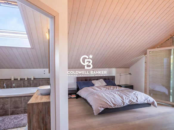 Chambre à coucher moderne avec salle de bain attenante dans une maison familiale à Vétraz-Monthoux.