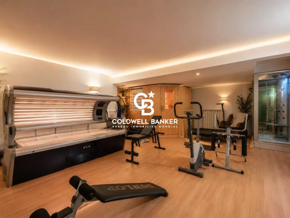 Intérieur d'une maison avec espace bien-être, équipements de sport et sauna.