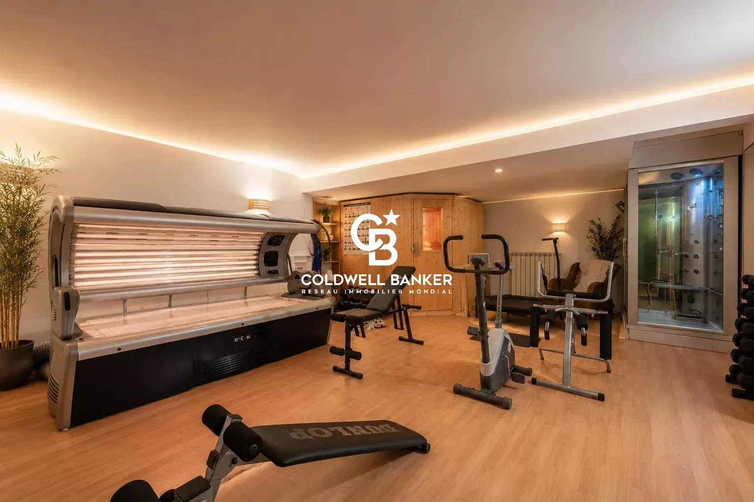 Intérieur d'une maison avec espace bien-être, équipements de sport et sauna.