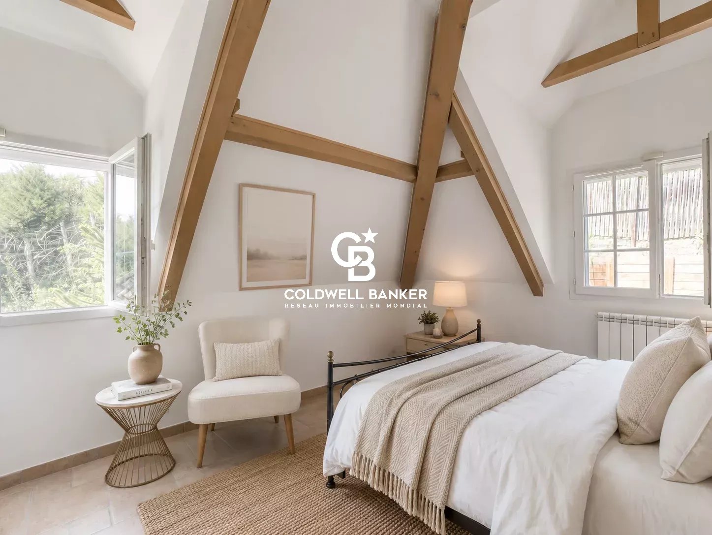 Chambre lumineuse avec poutres apparentes et décoration moderne dans une maison à Monnetier-Mornex.