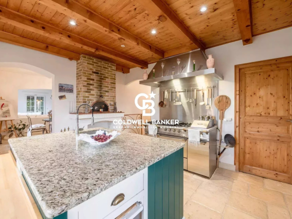 Cuisine spacieuse avec îlot central et équipements modernes dans une maison à Monnetier-Mornex.