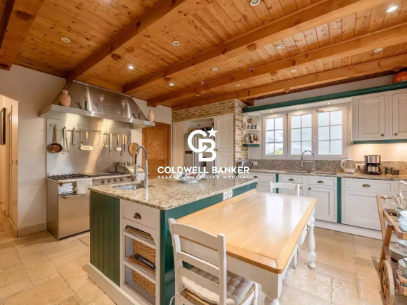 Cuisine spacieuse avec îlot central et équipements modernes dans une maison à Monnetier-Mornex.