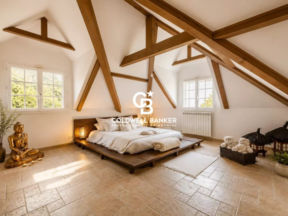 Chambre spacieuse avec poutres apparentes et décoration zen, maison à Monnetier-Mornex.