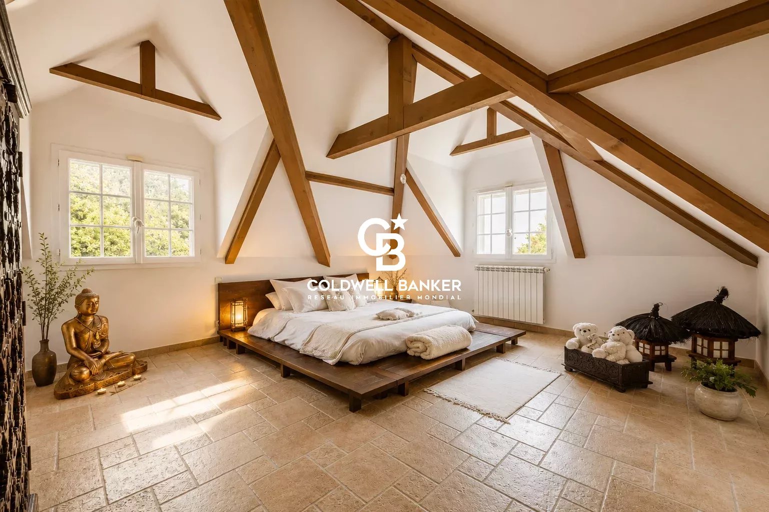 Chambre spacieuse avec poutres apparentes et décoration zen, maison à Monnetier-Mornex.
