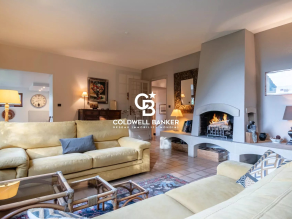 Intérieur d'une villa à Vétraz-Monthoux avec salon lumineux et cheminée.