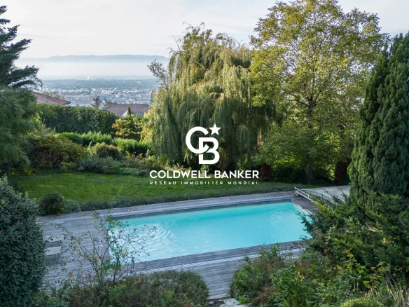 Vue d'une villa avec piscine entourée de verdure à Vétraz-Monthoux.