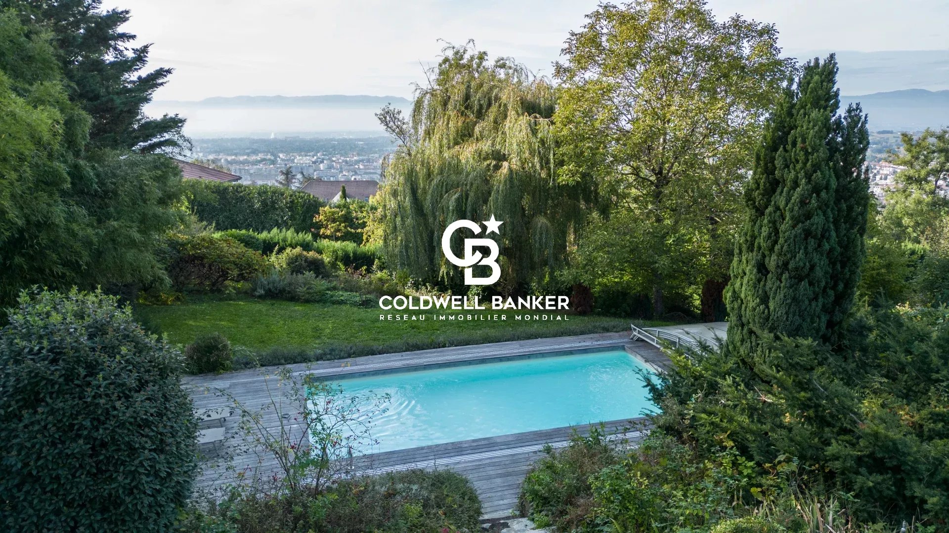 Villa avec piscine à Vétraz-Monthoux Vue d'une villa avec piscine entourée de verdure à Vétraz-Monthoux.