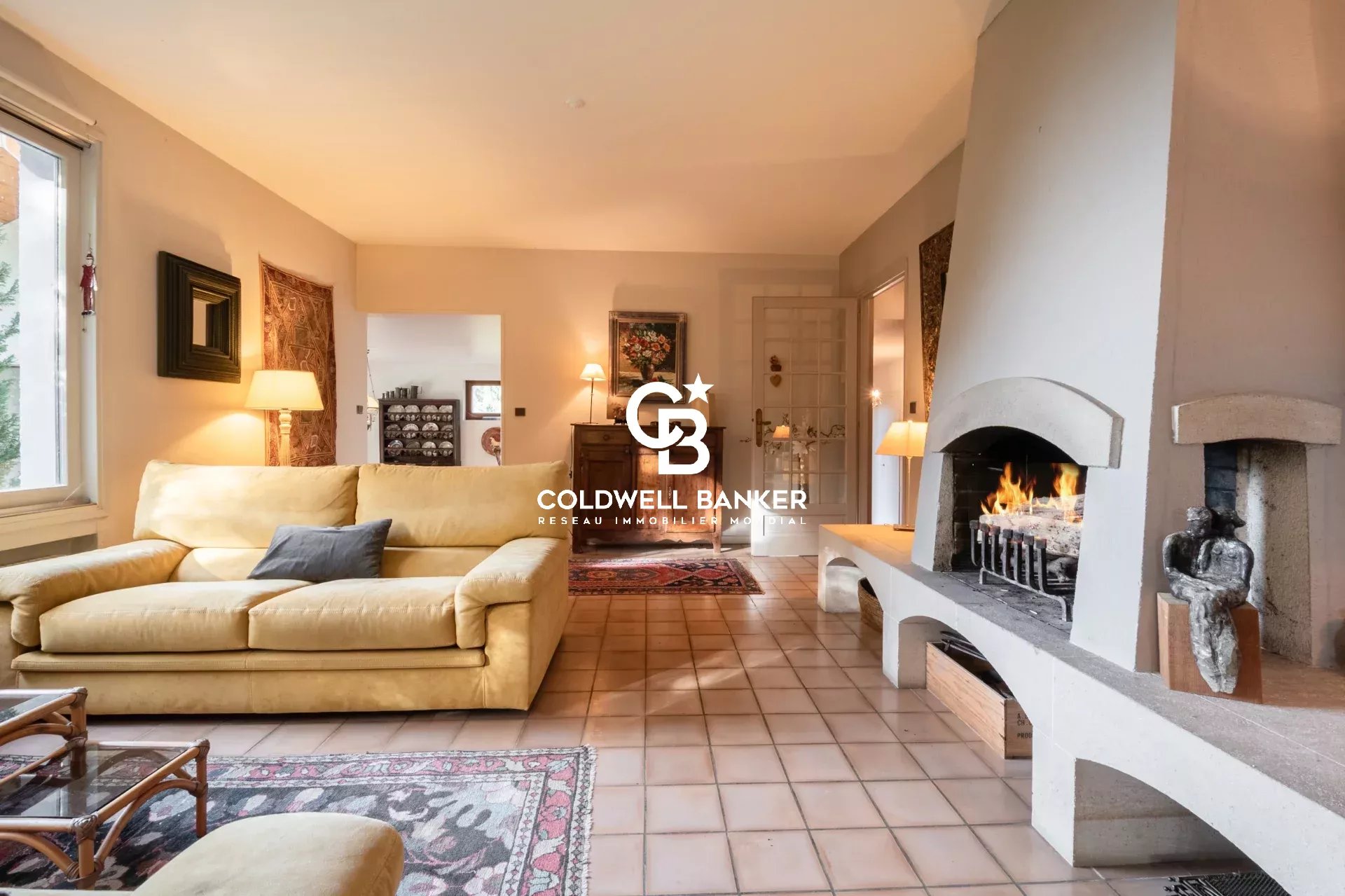 Intérieur de la villa à Vétraz-Monthoux Intérieur d'une villa avec salon lumineux, cheminée et canapé, à Vétraz-Monthoux.
