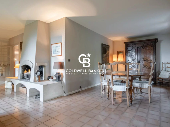 Intérieur d'une villa spacieuse avec cheminée et salle à manger à Vétraz-Monthoux.