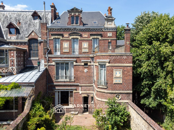Maison bourgeoise à rénover au pied de la gare