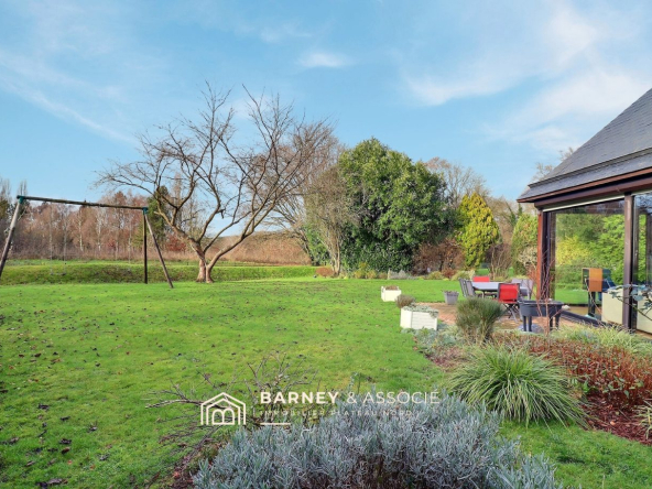 Architect-designed house at the edge of the forest in Mont-Saint-Aignan