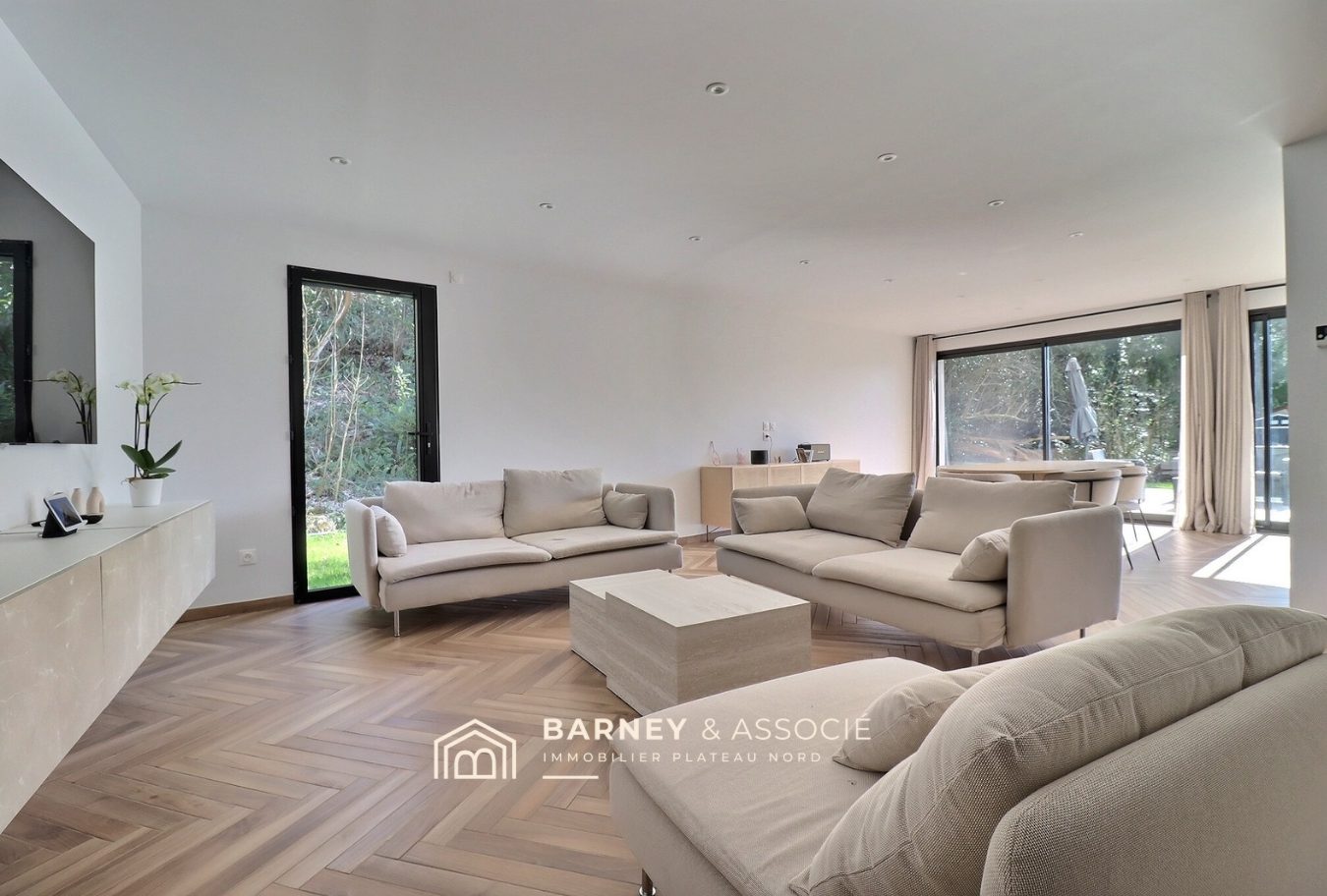 1743093444_VM1022_2_original