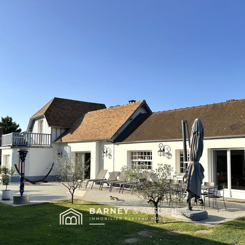 Architect-designed house at the edge of the forest in Mont-Saint-Aignan