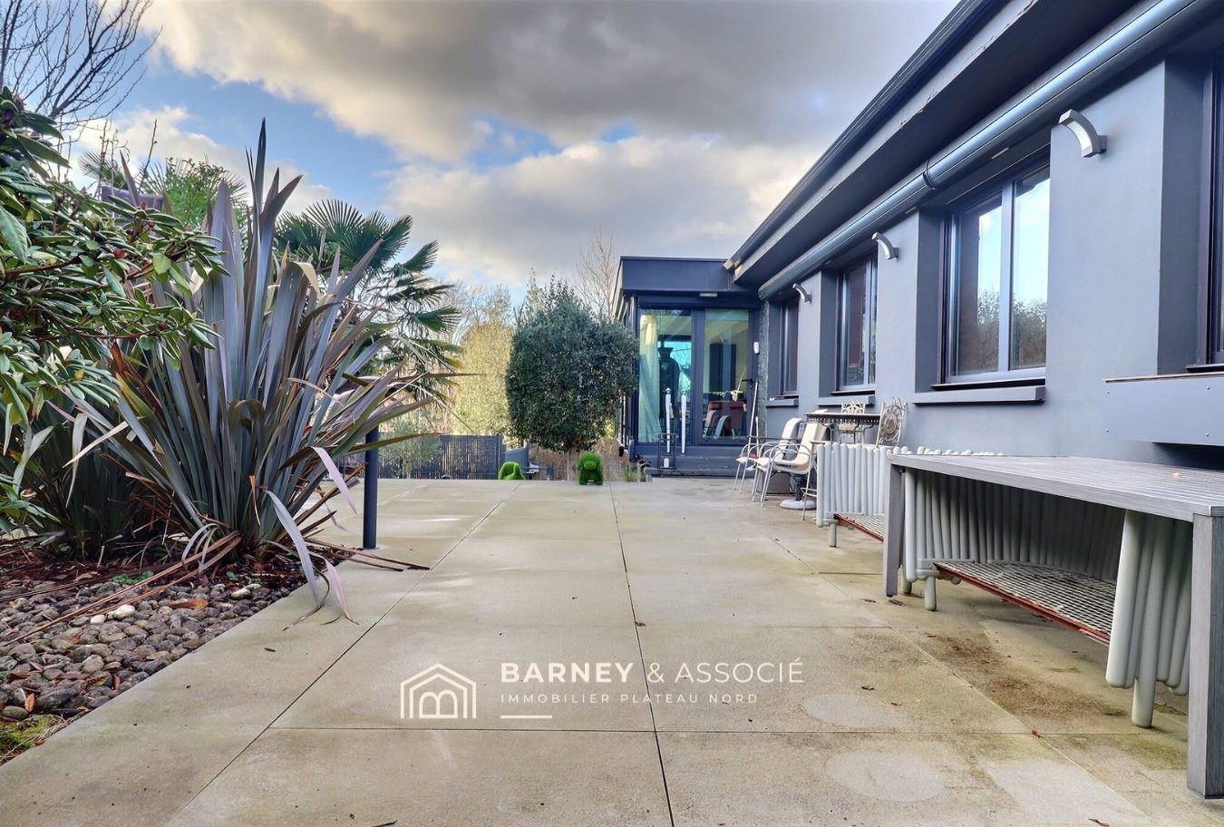 1764169313_VM1311_2_original