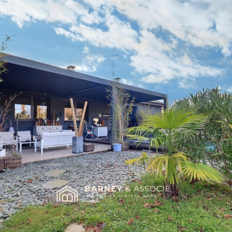 Architect-designed house at the edge of the forest in Mont-Saint-Aignan