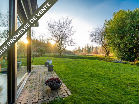 Architect-designed house at the edge of the forest in Mont-Saint-Aignan