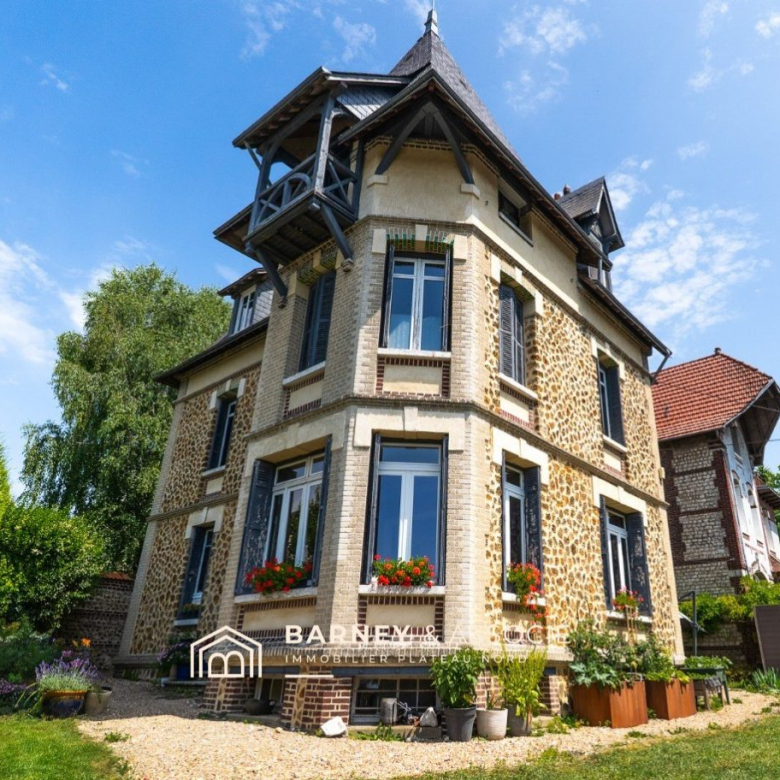 For sale in Argenteuil city center, villa with offices, 264 m2, 6 bedrooms