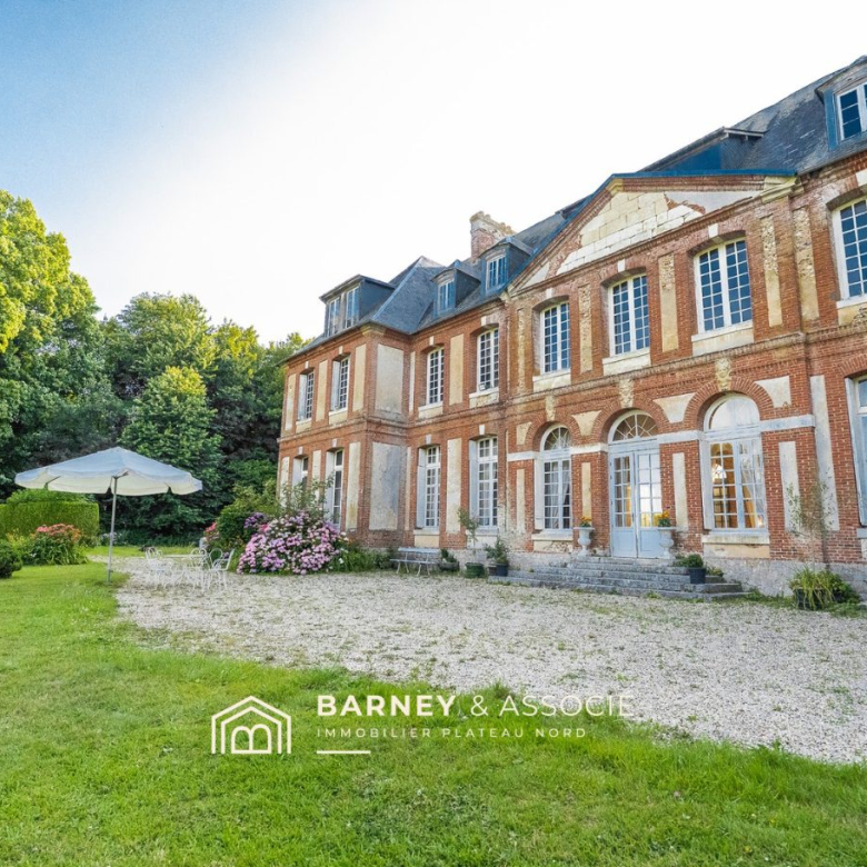 Characterful estate in Grans: stone house of 254 m², outbuilding, sheds and swimming pool on 8,100 m²