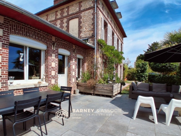 Maison ancienne en brique et silex avec terrasse et mobilier extérieur à Bihorel.