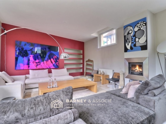 Intérieur d'une maison rénovée avec un salon lumineux, cheminée et décor moderne à Bihorel.
