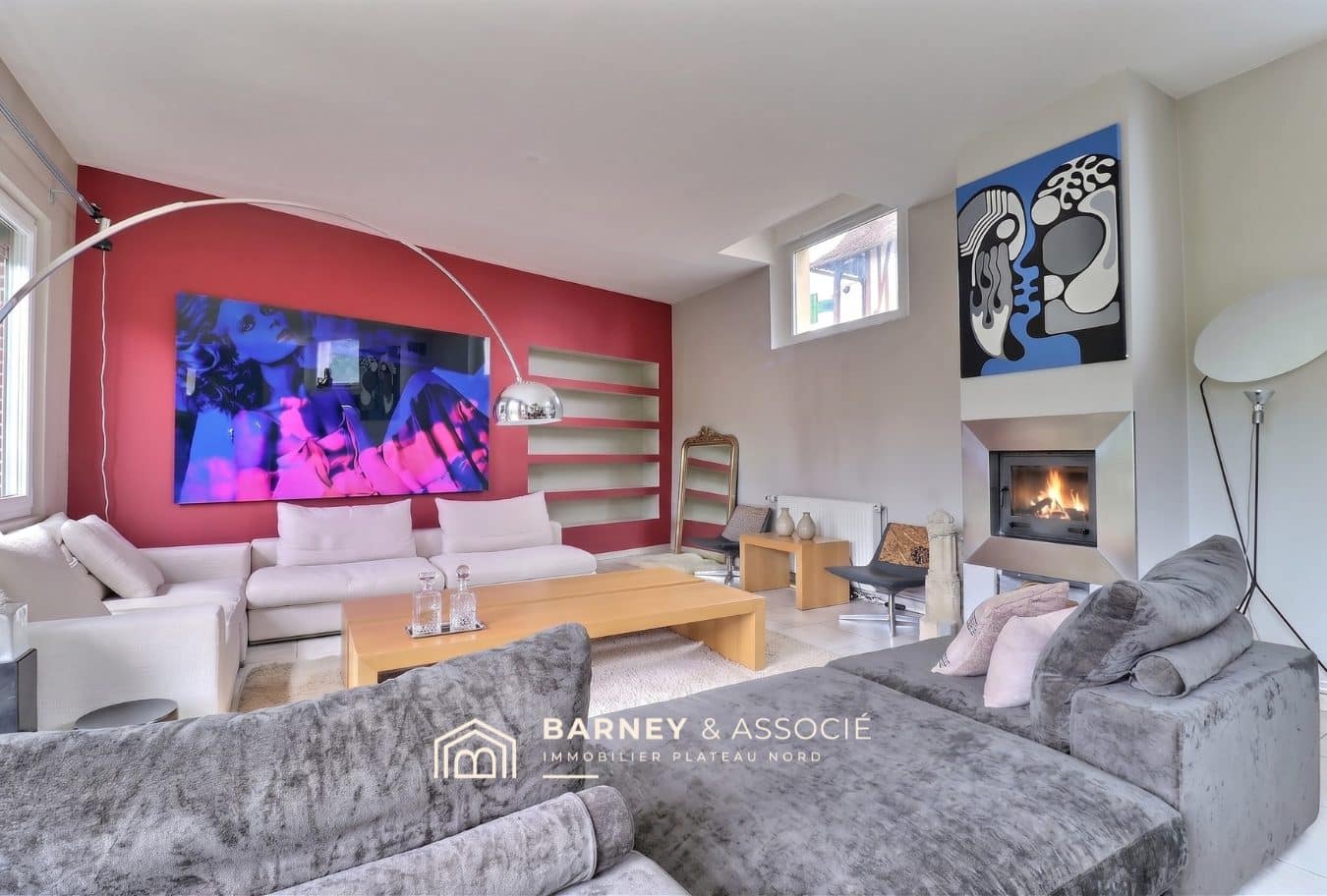 Intérieur d'une maison rénovée avec un salon lumineux, cheminée et décor moderne à Bihorel.