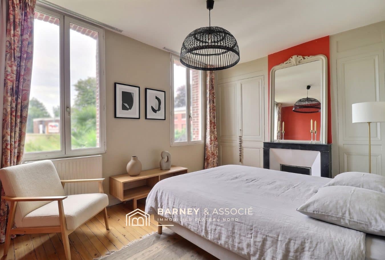 Chambre d'une maison ancienne rénovée avec un lit, une chaise et une cheminée.