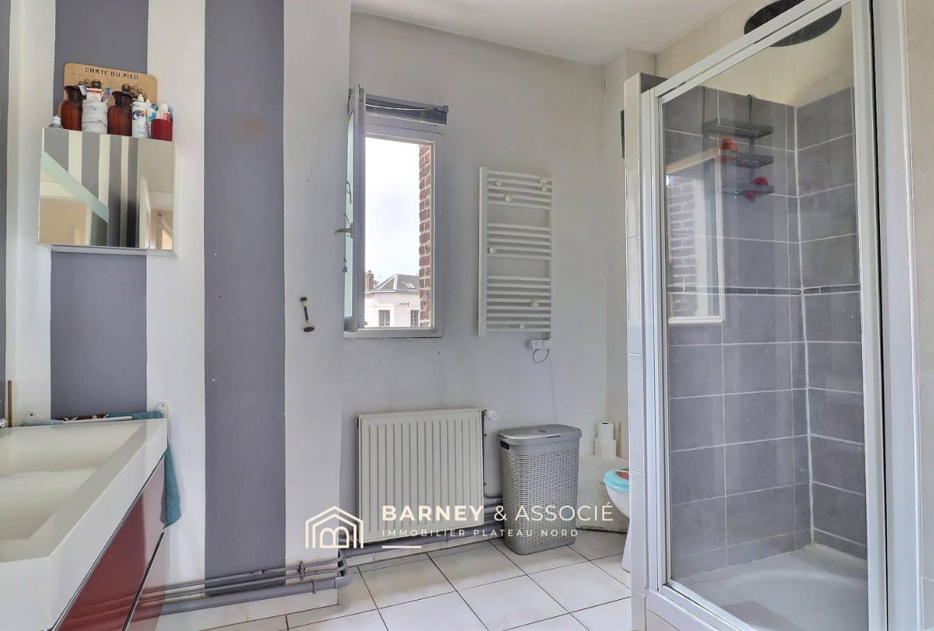 Salle de bain moderne avec douche et lavabo dans une maison ancienne à Bihorel.