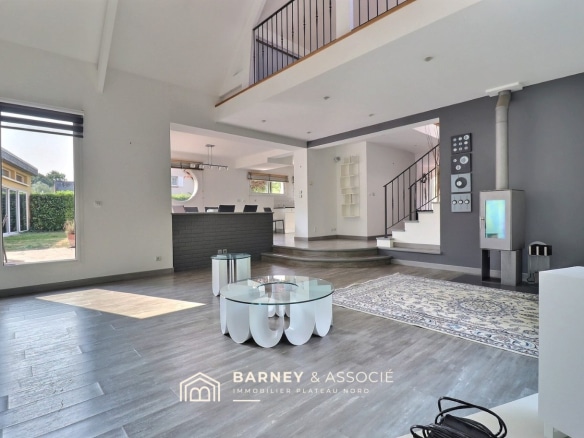 Intérieur d'une maison d'architecte à Mont-Saint-Aignan avec un espace lumineux et moderne.