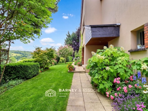Maison d'architecte avec jardin et vue sur le vallon à Mont-Saint-Aignan.