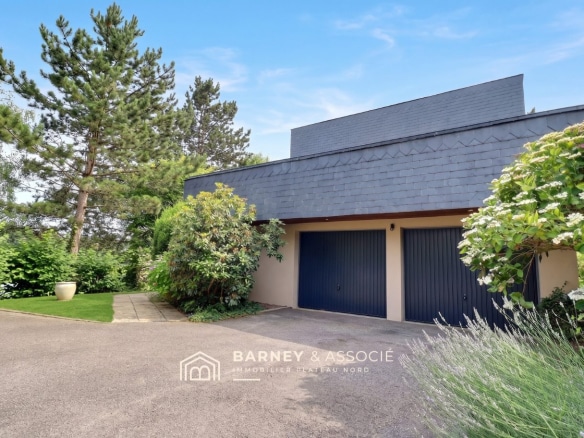 Maison d'architecte avec garage, entourée de verdure à Mont-Saint-Aignan.