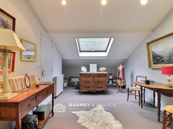 Intérieur d'une maison d'architecte avec bureau et éclairage naturel